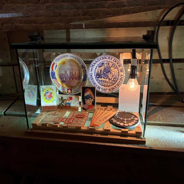 Nieuwe vitrine: BEVRIJDING: Maastricht 1944 - Nederland 1945