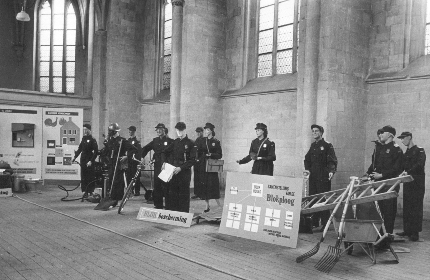 Tentoonstelling in de Dominicanenkerk om vrijwilligers te werven voor de Bescherming Bevolking (1952). Collectie Werkgroep Schuilen in Maastricht …
