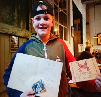 Sem ( 10 jaar) bewaart trots de bevrijdingssouvenirs van de vader van zijn opa